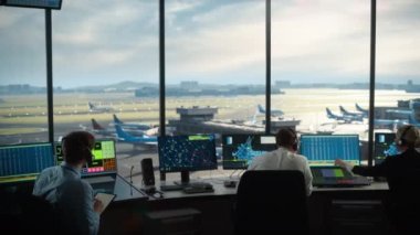 Hava Trafik Kontrol Ekibi Havalimanı Kulesi 'nde çalışıyor.