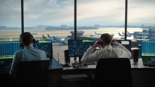 Група управління повітряним рухом працює в вежі аеропорту — стокове відео