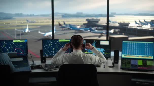 Equipo de Control de Tráfico Aéreo Trabaja en Airport Tower — Vídeo de stock