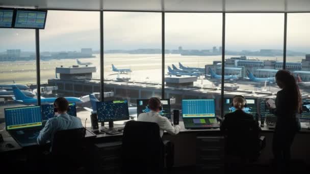 Група управління повітряним рухом працює в вежі аеропорту — стокове відео
