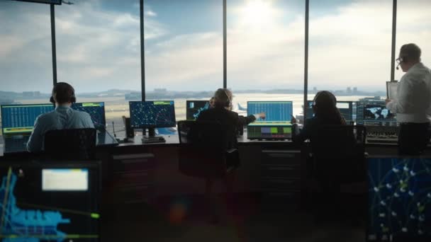 Equipo de Control de Tráfico Aéreo Trabaja en Airport Tower — Vídeo de stock