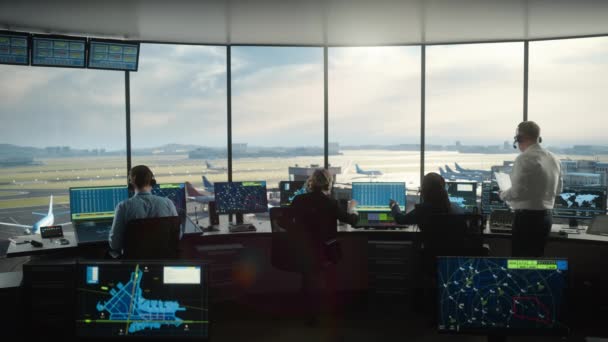 Il team di controllo del traffico aereo lavora nella torre dell'aeroporto — Video Stock