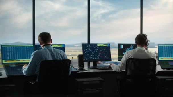 Equipo de Control de Tráfico Aéreo Trabaja en Airport Tower — Vídeo de stock