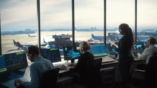 Équipe de contrôle de la circulation aérienne travaille dans la tour de l'aéroport — Video
