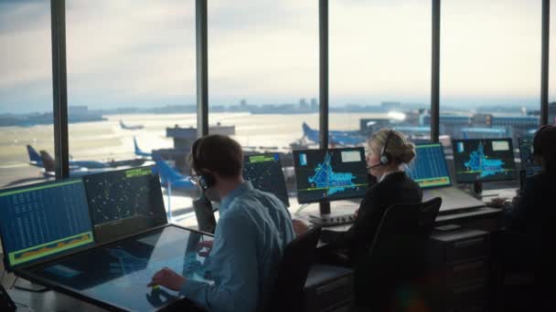 Equipe de controle de tráfego aéreo funciona na torre do aeroporto — Vídeo de Stock