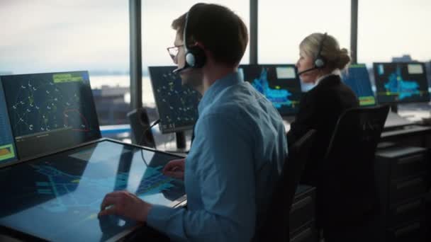 Il team di controllo del traffico aereo lavora nella torre dell'aeroporto — Video Stock