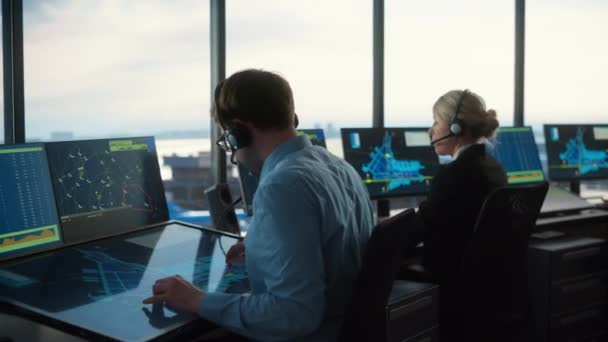 Equipo de Control de Tráfico Aéreo Trabaja en Airport Tower — Vídeos de Stock