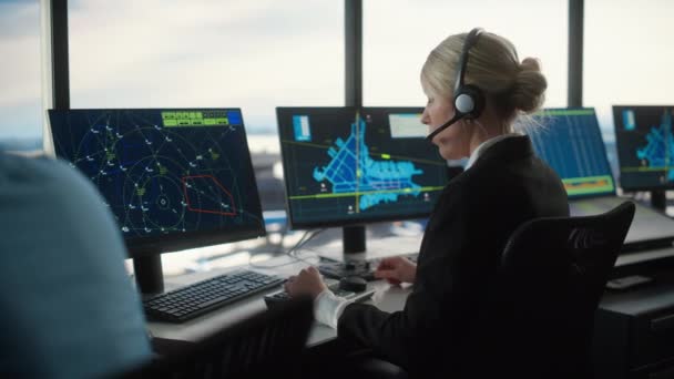 Spezialist für Flugsicherung arbeitet im Flughafen-Tower — Stockvideo