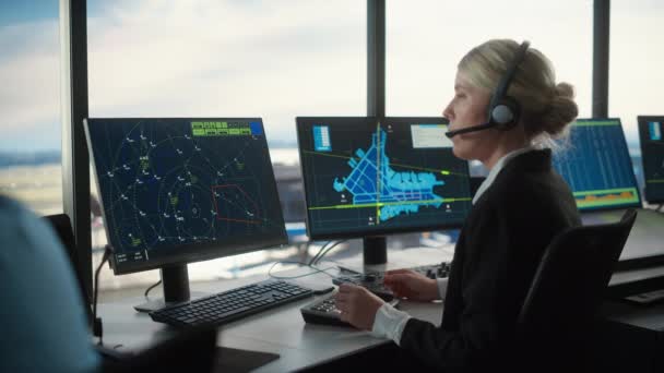 Especialista en Control de Tráfico Aéreo Trabaja en Airport Tower — Vídeo de stock