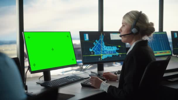 Air Traffic Control Specialist met Green Screen Computer Display — Stockvideo