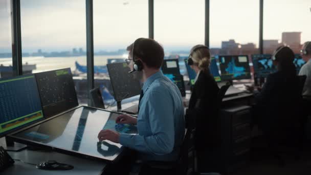 Flygtrafikledningsgruppen arbetar i flygplatstornet — Stockvideo