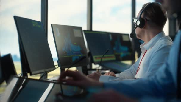 Air Traffic Control Specialist Lavora nella torre dell'aeroporto — Video Stock