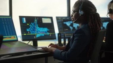 Hava Trafik Kontrol Uzmanı Havaalanı Kulesi 'nde çalışıyor