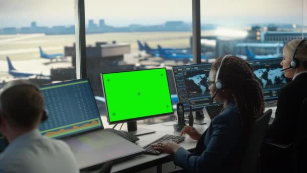 Specialista di controllo del traffico aereo con display per computer a schermo verde — Video Stock