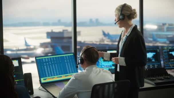 航空交通管制チームは空港タワーで働く — ストック動画