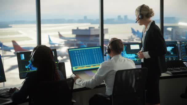 Il team di controllo del traffico aereo lavora nella torre dell'aeroporto — Video Stock