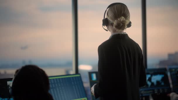 Un spécialiste du contrôle de la circulation aérienne travaille à Airport Tower — Video