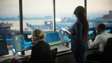 Hava Trafik Kontrol Uzmanı Havaalanı Kulesi 'nde çalışıyor