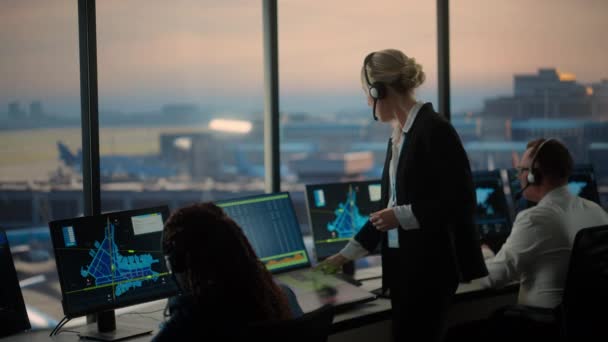 Air Traffic Control Specialist Lavora nella torre dell'aeroporto — Video Stock