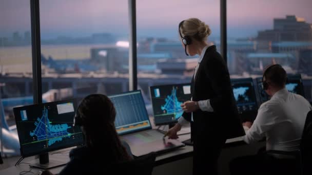 空港タワーにおける航空交通管理の専門家の仕事 — ストック動画