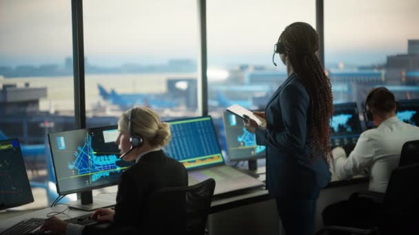 Luchtverkeersleidingsspecialist werkt in luchthaventoren — Stockvideo