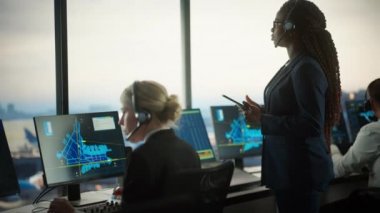 Hava Trafik Kontrol Uzmanı Havaalanı Kulesi 'nde çalışıyor