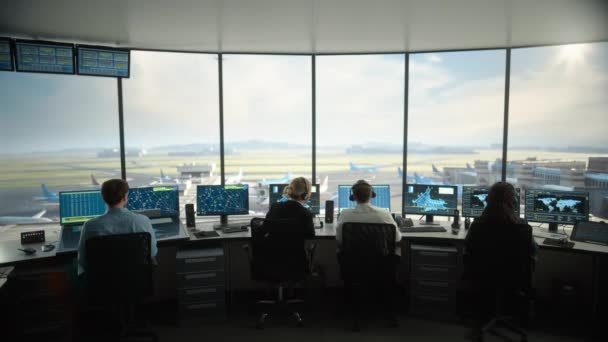 Equipo de Control de Tráfico Aéreo Trabaja en Airport Tower — Vídeos de Stock