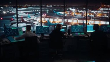Hava Trafik Kontrol Ekibi Gece Havalimanı Kulesinde Çalışıyor