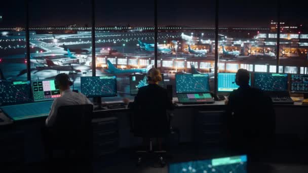 Equipe de Controle de Tráfego Aéreo Funciona na Torre do Aeroporto à noite — Vídeo de Stock