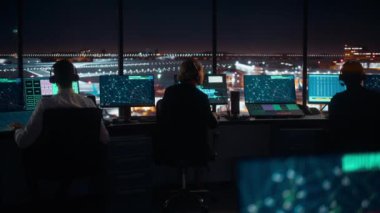 Hava Trafik Kontrol Ekibi Gece Havalimanı Kulesinde Çalışıyor