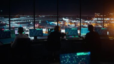 Hava Trafik Kontrol Ekibi Gece Havalimanı Kulesinde Çalışıyor