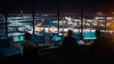 Hava Trafik Kontrol Ekibi Gece Havalimanı Kulesinde Çalışıyor