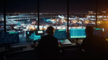 Hava Trafik Kontrol Ekibi Gece Havalimanı Kulesinde Çalışıyor