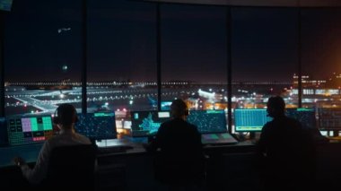 Hava Trafik Kontrol Ekibi Gece Havalimanı Kulesinde Çalışıyor