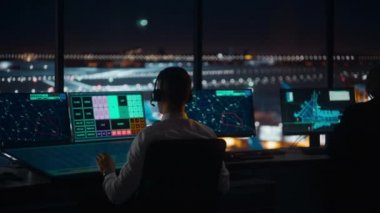 Hava Trafik Kontrol Ekibi Gece Havalimanı Kulesinde Çalışıyor