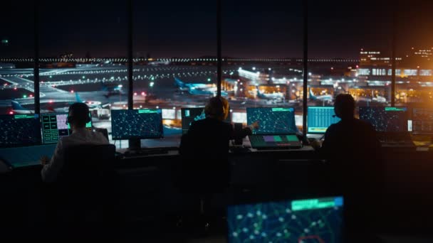 Equipe de Controle de Tráfego Aéreo Funciona na Torre do Aeroporto à noite — Vídeo de Stock