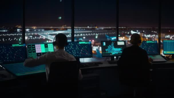 Flygtrafikledningsgruppen arbetar i flygplatstornet på natten — Stockvideo