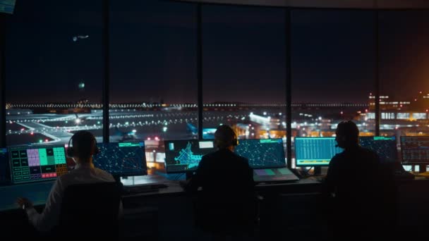 Equipo de Control de Tráfico Aéreo Trabaja en Torre Aeroportuaria por la Noche — Vídeo de stock