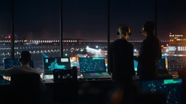 Specialister på flygtrafikledning pratar i flygplatstornet på natten — Stockvideo