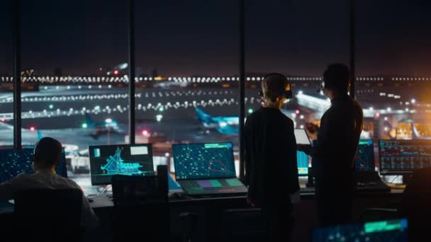 Ειδικοί Ελέγχου Εναέριας Κυκλοφορίας Μιλώντας στο Αεροδρόμιο Tower τη νύχτα — Αρχείο Βίντεο