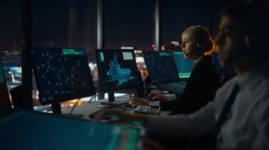 Hava Trafik Kontrol Uzmanı Gece Havalimanı Kulesi 'nde çalışıyor