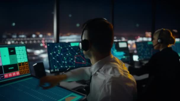 Specjalista ds. kontroli ruchu lotniczego pracuje w wieży lotniska w nocy — Wideo stockowe