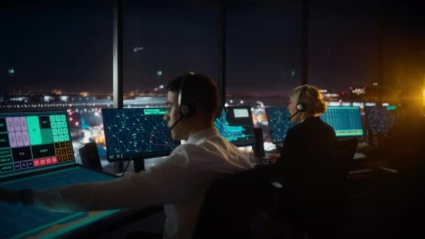 Equipo de Control de Tráfico Aéreo Trabaja en Torre Aeroportuaria por la Noche — Vídeos de Stock