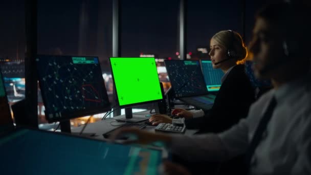 Air Traffic Control Specialist met Green Screen Computer Display — Stockvideo