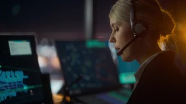 Hava Trafik Kontrol Uzmanı Gece Havalimanı Kulesi 'nde çalışıyor