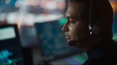 Hava Trafik Kontrol Uzmanı Gece Havalimanı Kulesi 'nde çalışıyor