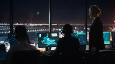 Hava Trafik Kontrol Ekibi Gece Havalimanı Kulesinde Çalışıyor