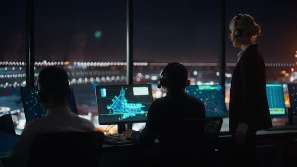 Equipo de Control de Tráfico Aéreo Trabaja en Torre Aeroportuaria por la Noche — Vídeos de Stock