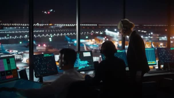 Equipe de Controle de Tráfego Aéreo Funciona na Torre do Aeroporto à noite — Vídeo de Stock