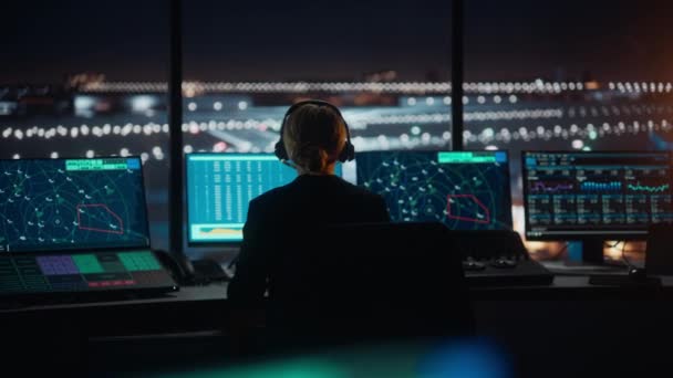 Specjaliści od kontroli ruchu lotniczego rozmawiający nocą na wieży lotniska — Wideo stockowe